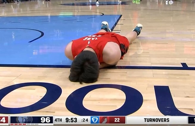 斯普利特：我对裁判做法很生气 有球员倒地总该花时间检查一下